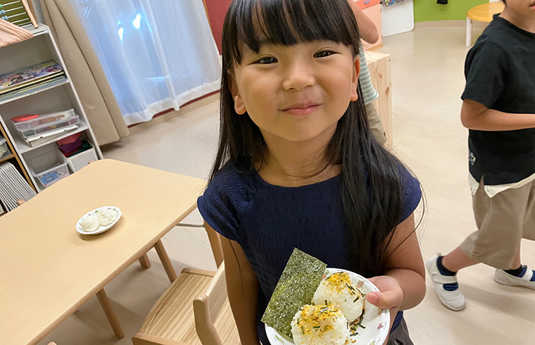 食育活動<br />
栽培・収穫体験・クッキングなど身近なところから食に関わる様々な体験をします。