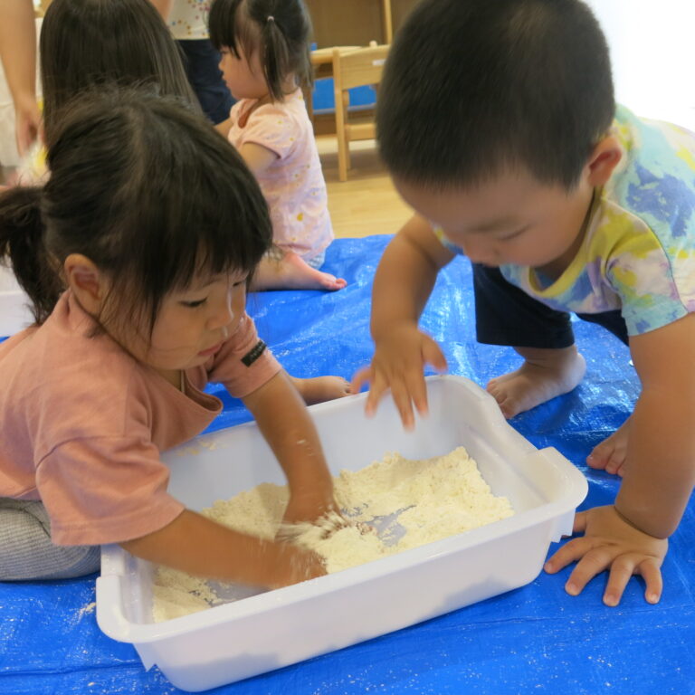 感触遊び(０・１歳児・小麦粉粘土)